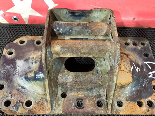 Кронштейн траверсы рамы левый