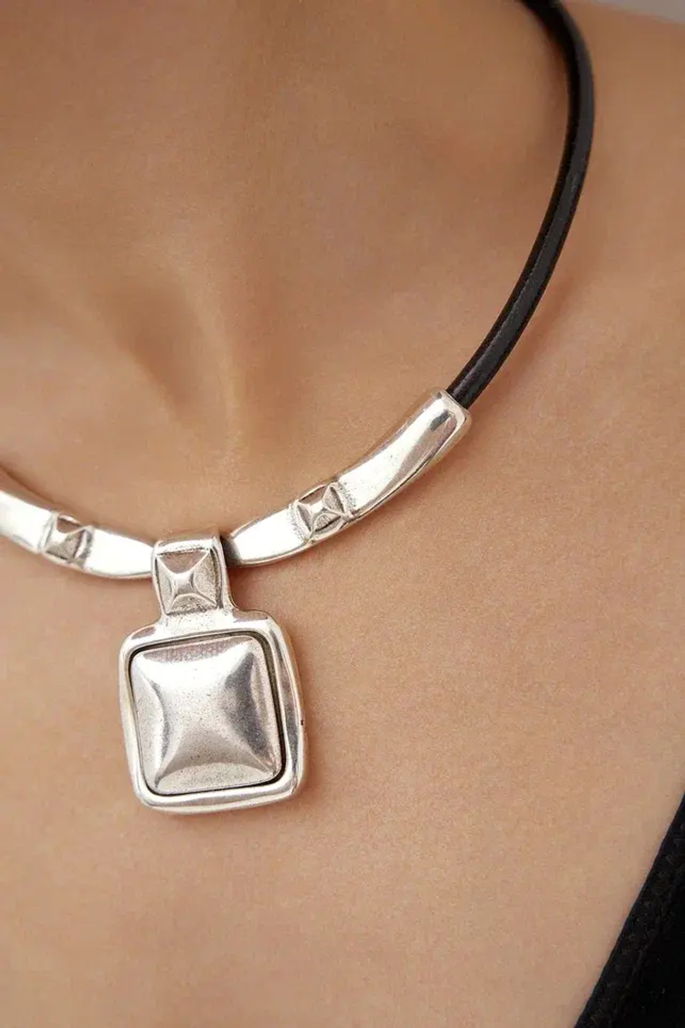 Колье Ciclon, Kubik, кожаное, со вставкой, CN-243802-00 (серебристый)