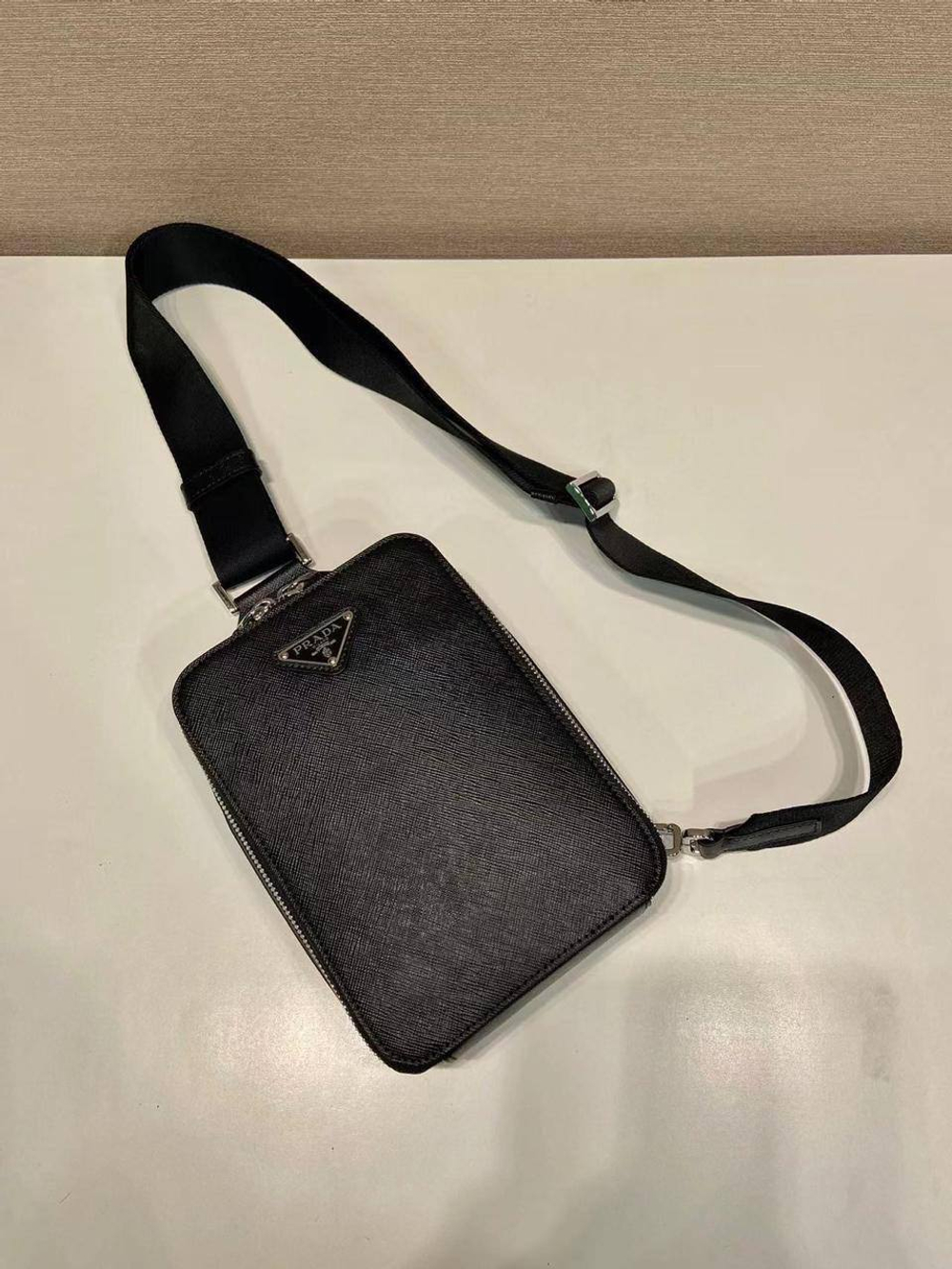 Сумка-слинг Prada