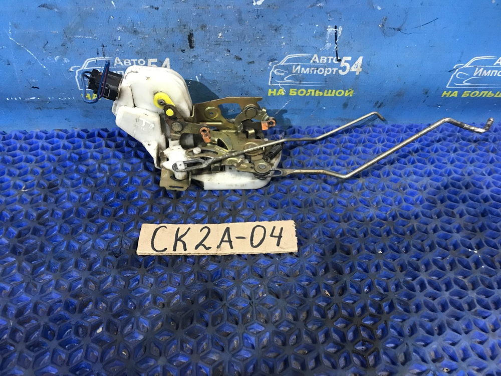 Замок двери передней левой MITSUBISHI LANCER 1998