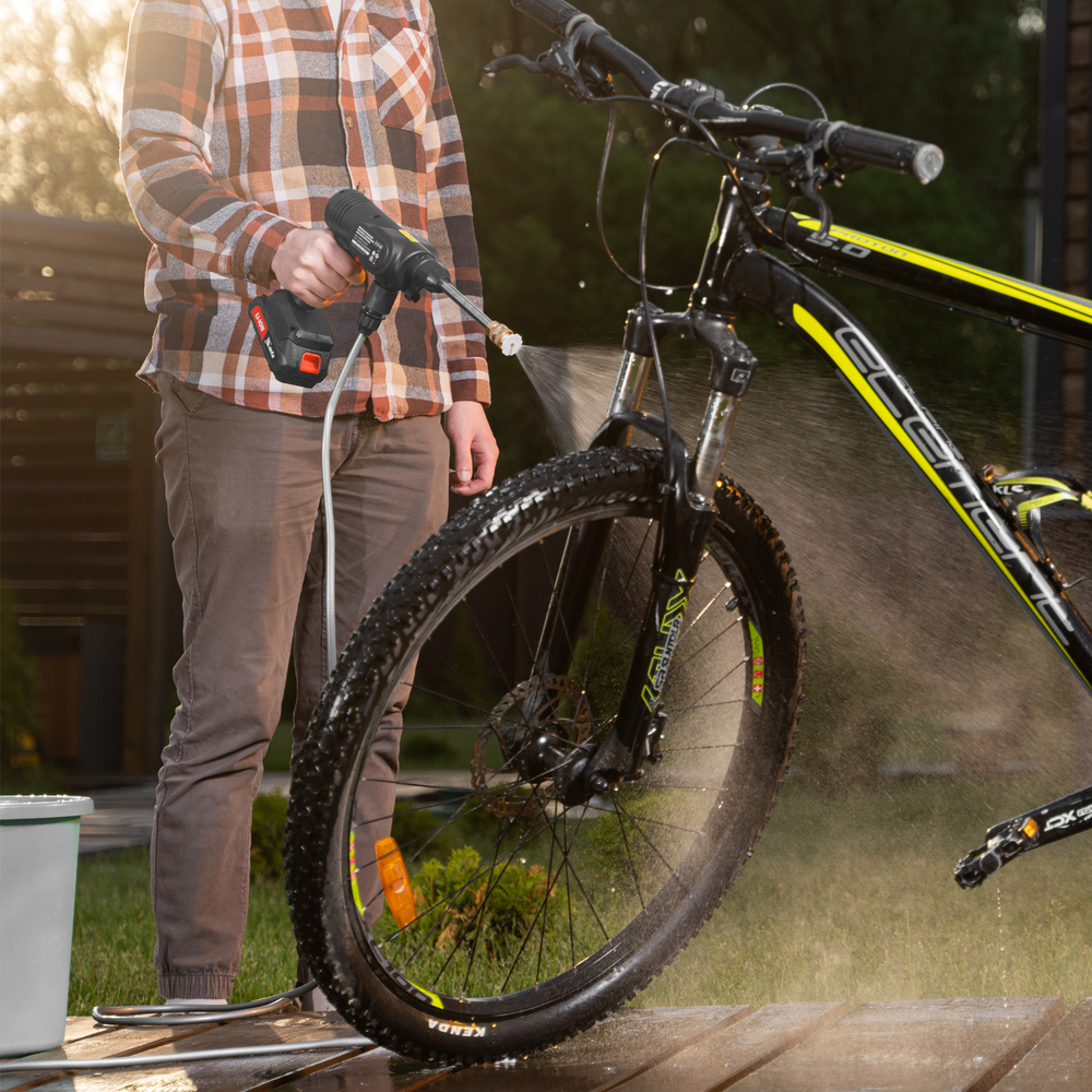 Моечная машина высокого давления аккумуляторная А-21-02, 40 бар, 4 л/мин, Li-ion 21 В, 2 акк.// MTX