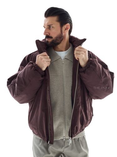 Утепленный шоколадный бомбер с рельефными швами