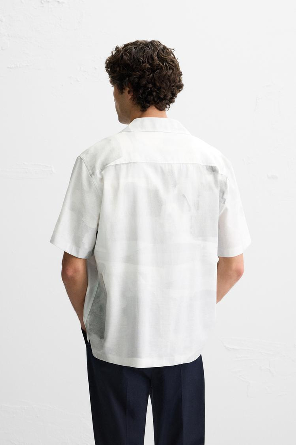 ZARA РУБАШКА С АБСТРАКТНЫМ ПРИНТОМ, СЕРЫЙ