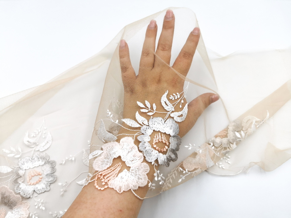 Вышивка на сетке, 24 см, ПРАВАЯ,  светло-серые цветы на персиковом фоне(Артикул: VS-2028), м