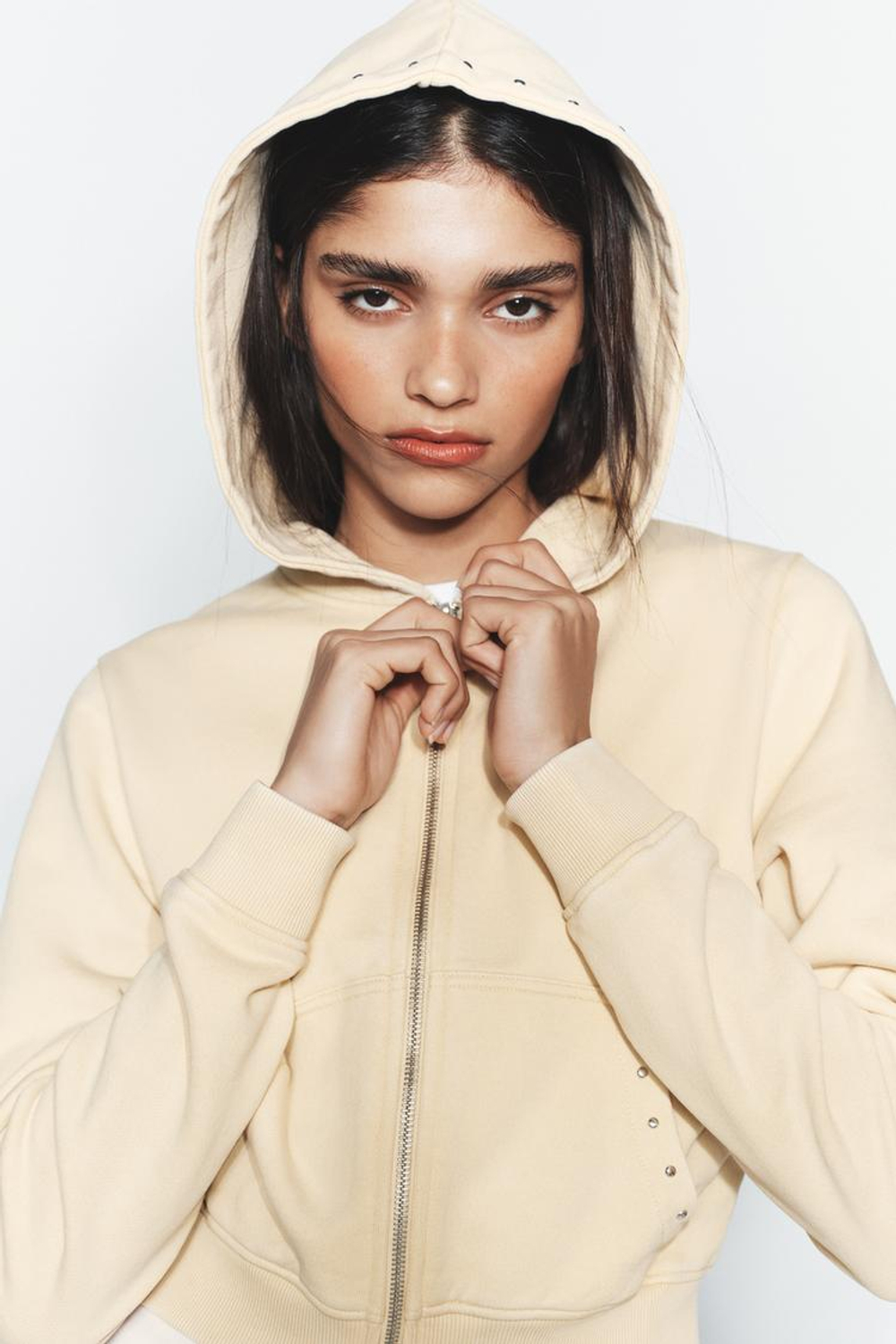 ZARA ТОЛСТОВКА ИЗ ФЛИСА С ЭФФЕКТОМ ПОТЕРТОСТИ И ЗАКЛЕПКАМИ, ЦВЕТ СЛИВОЧНОГО МАСЛА