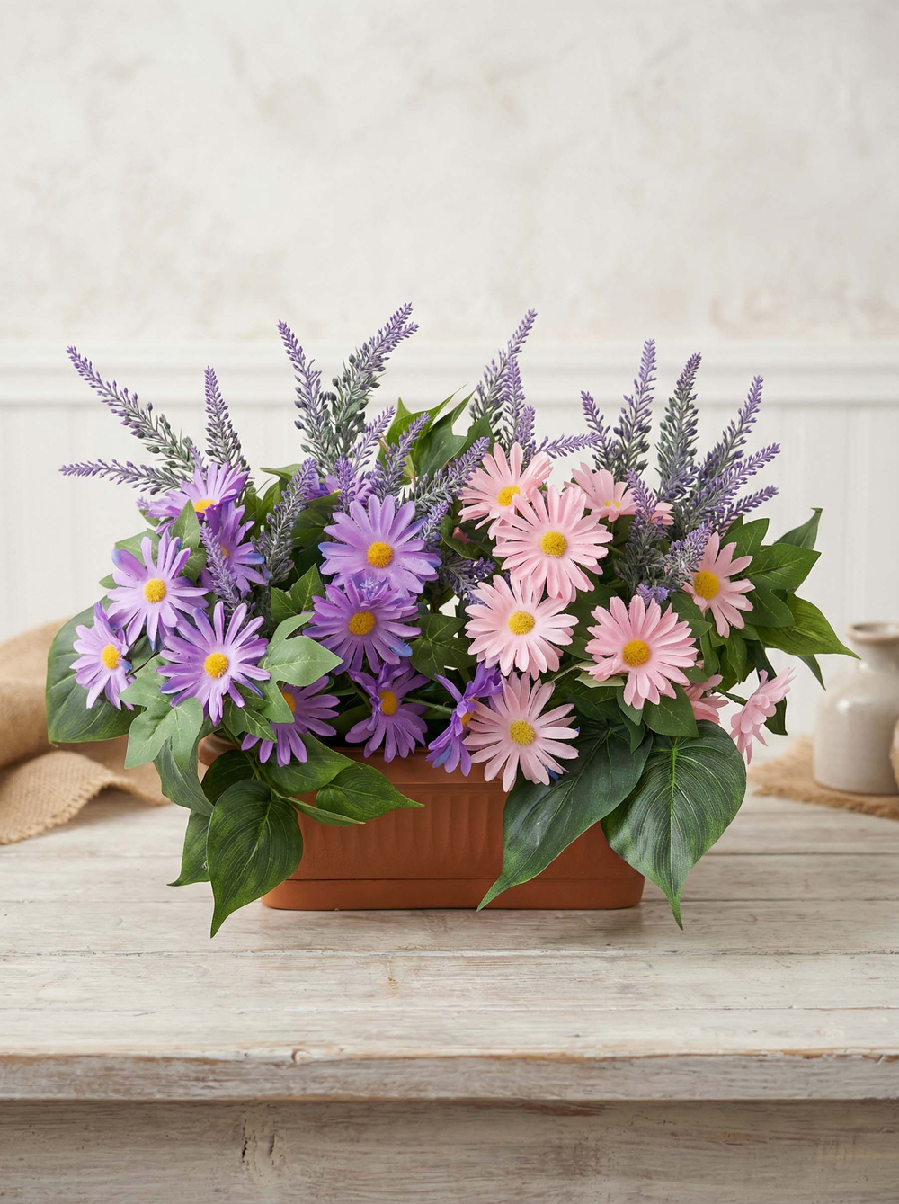 Хризантемы розово-фиолетовые с лавандой в балконном ящике