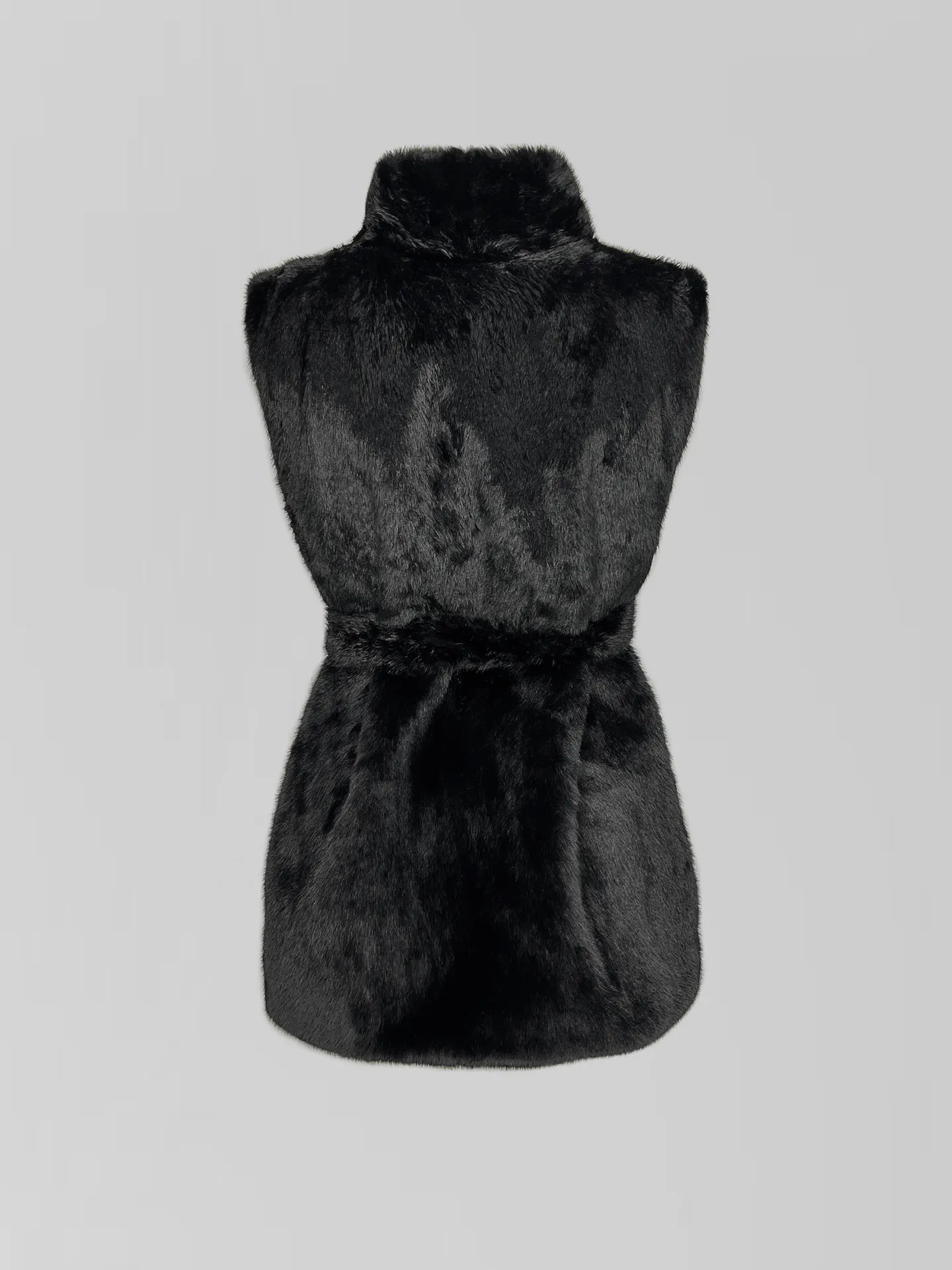 Жилетка Анжелика однотонная меховая с высоким горлом и поясом