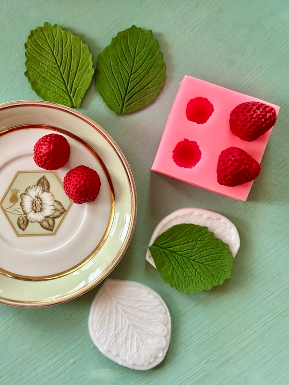 Вайнер лист Клубники (c контуром)