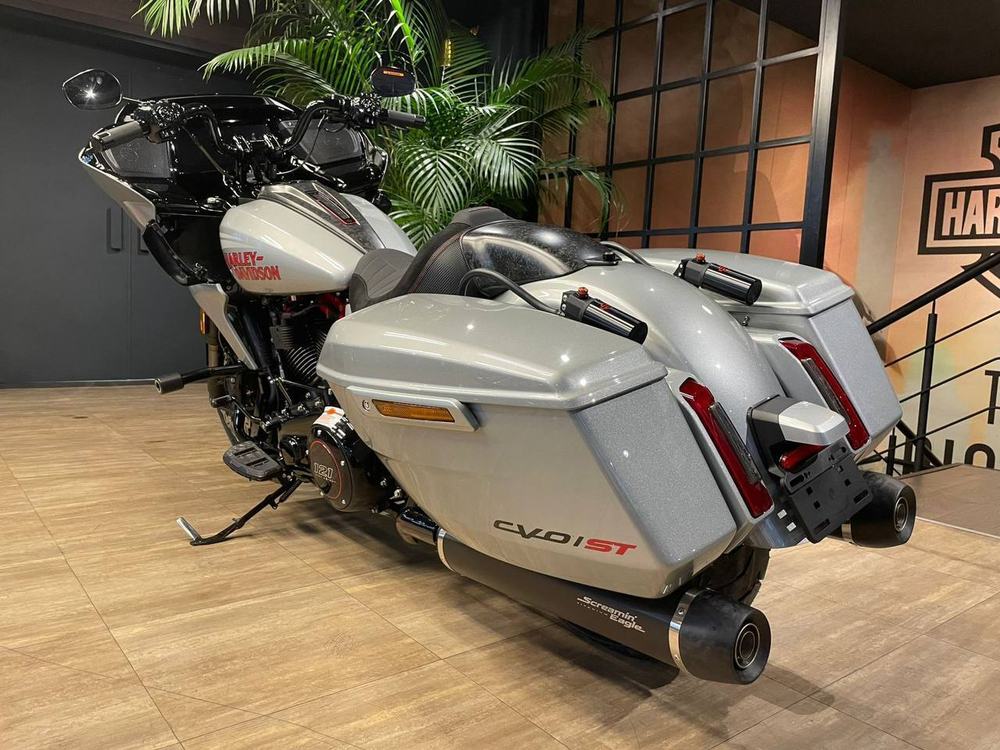 Harley-Davidson CVO Road Glide ST 121 (Mercury Silver) 2025