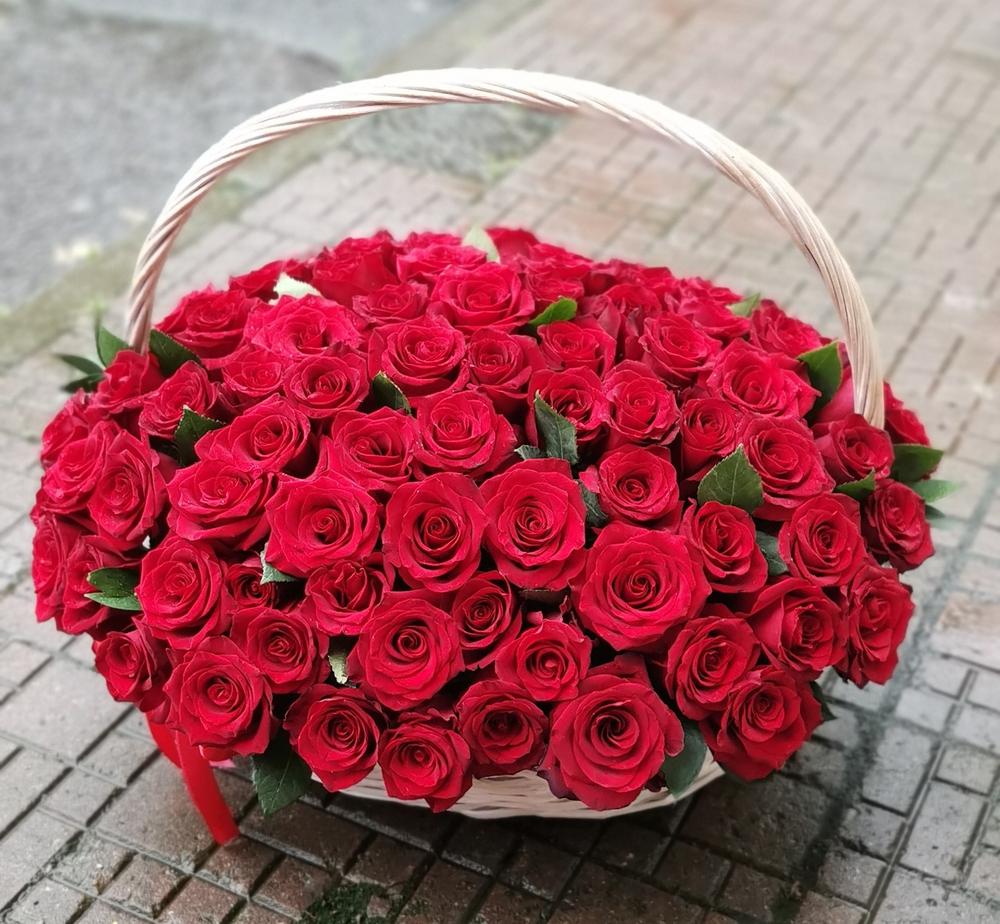101 РОЗА в плетенной корзине