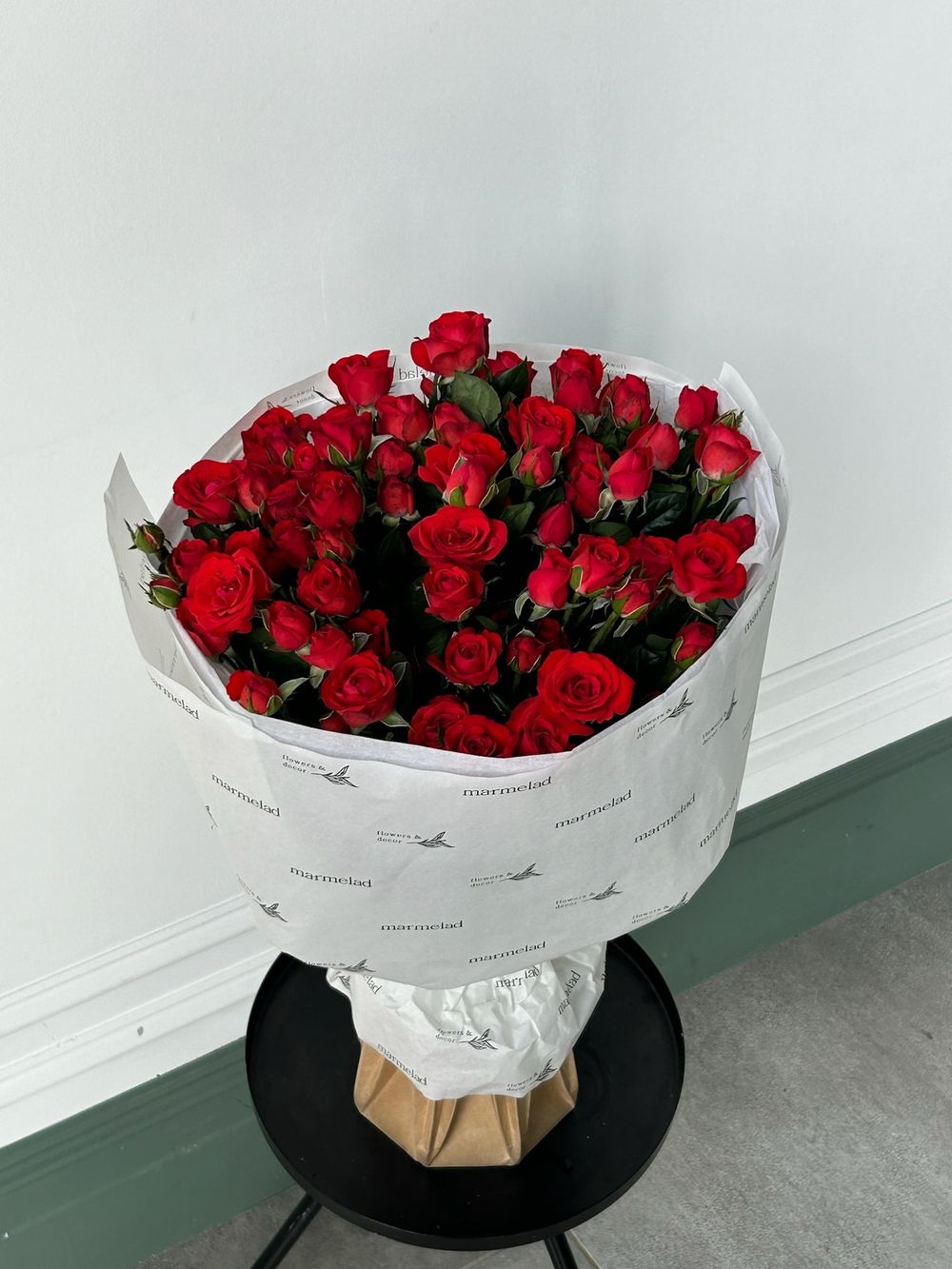 Букет моно из кустовых роз 15 шт в красном оттенке