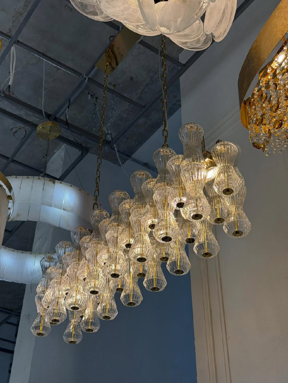 Эффектная люстра с множеством рифлёных стеклянных плафонов на золотом основании ✨