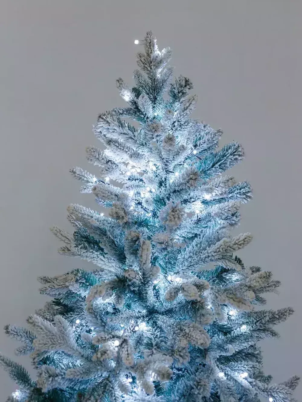 Заснеженная ель с гирляндой «Россо» холодный свет (Литая+пвх) 180 см / 1,8 м