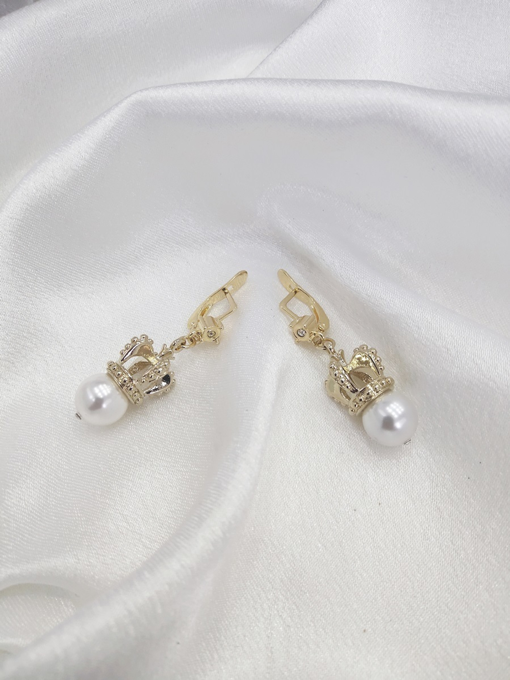 "Корона мод." серьги в золотом покрытии из коллекции "Жемчужная" от Jenavi с английским замком