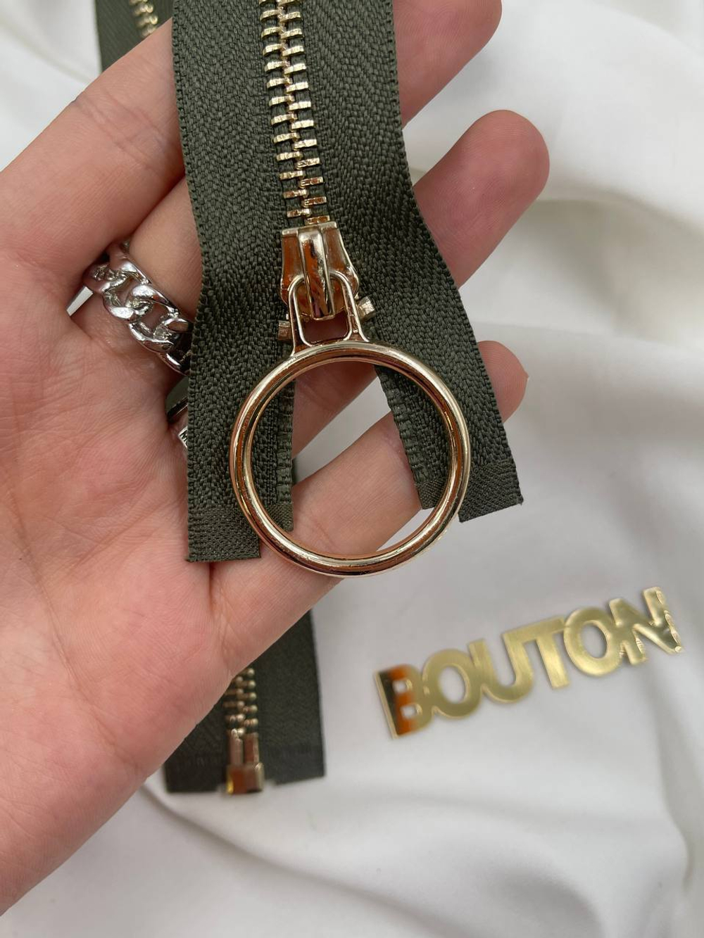 Молния зеленая (хаки) с золотистым массивным кольцом