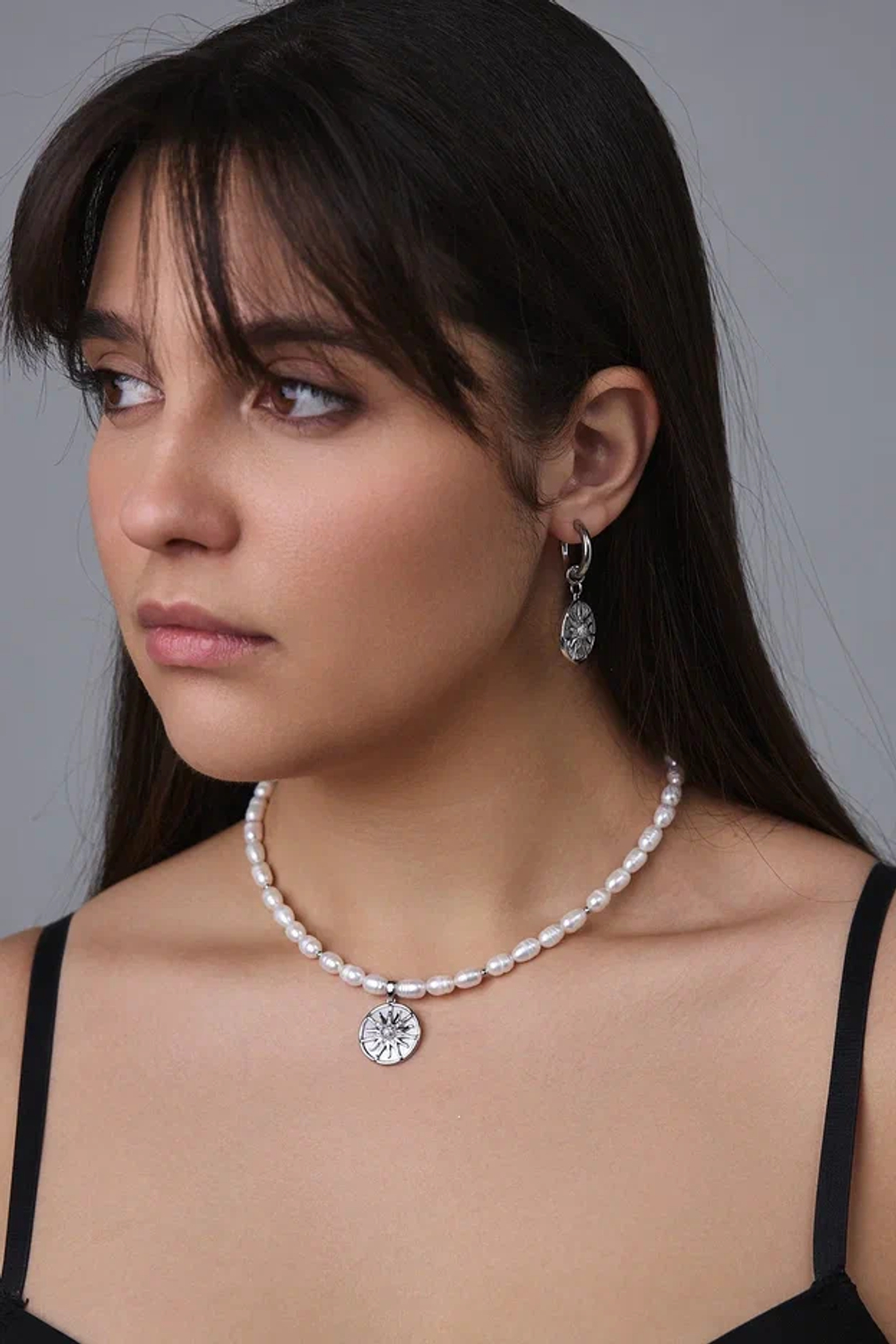 Колье из белого жемчуга с кулоном из перламутра и цирконов с солнцем, серебро