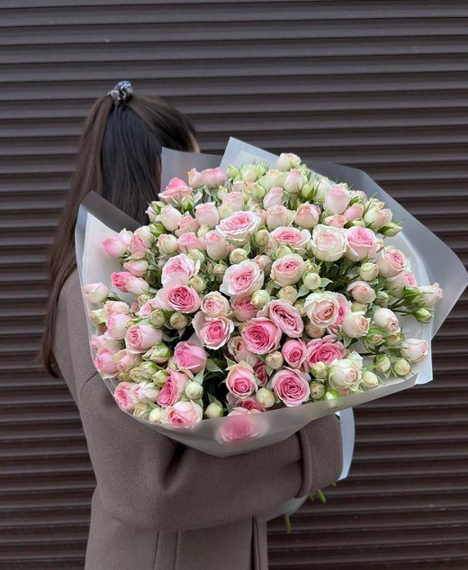 Букет из нежно-розовых кустовых роз "Bloomtide"
