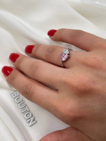 Кольцо серебристое на цепочке с розовым и белым стразами