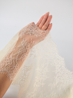 Кружево шантильи бежевое по Лауме неэластичное ширина 23 см длина 1.45 м