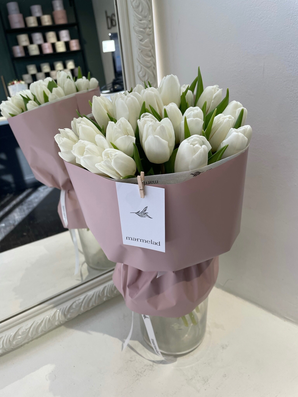 Букет из 25-ти белых классических тюльпанов