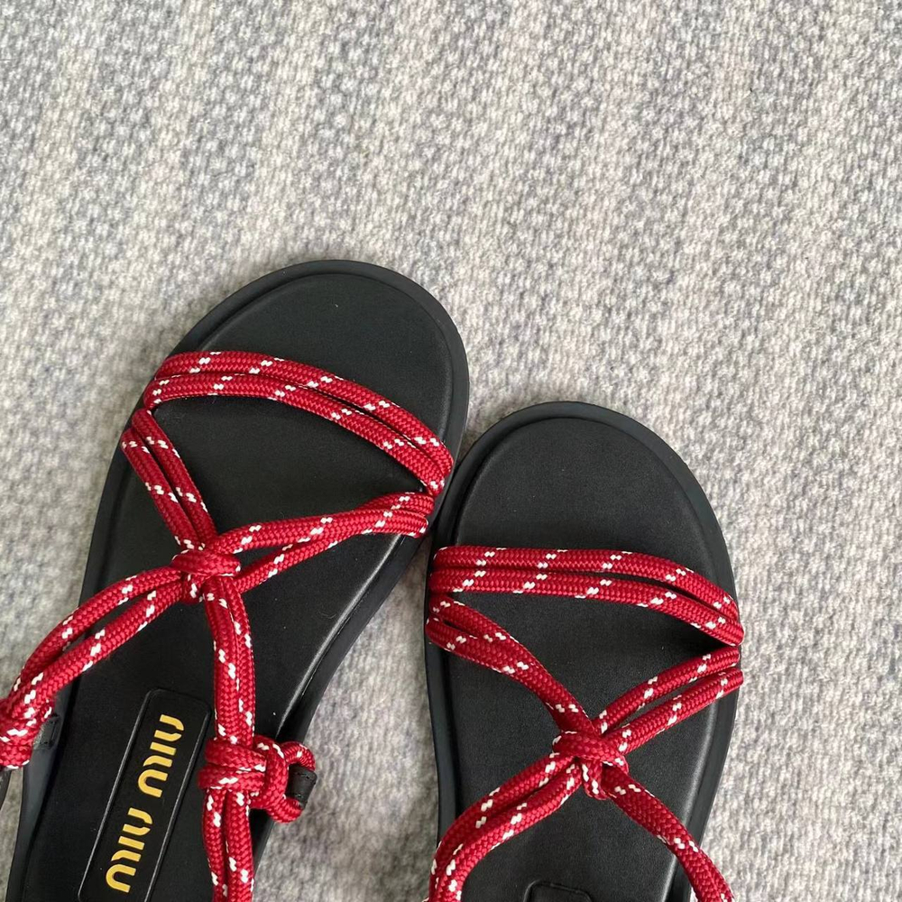 Женские сандалии Miu Miu красного цвета шнурованные