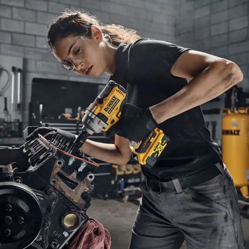 DeWalt DCF891N аккумуляторный компактный ударный гайковерт (без АКБ и ЗУ)