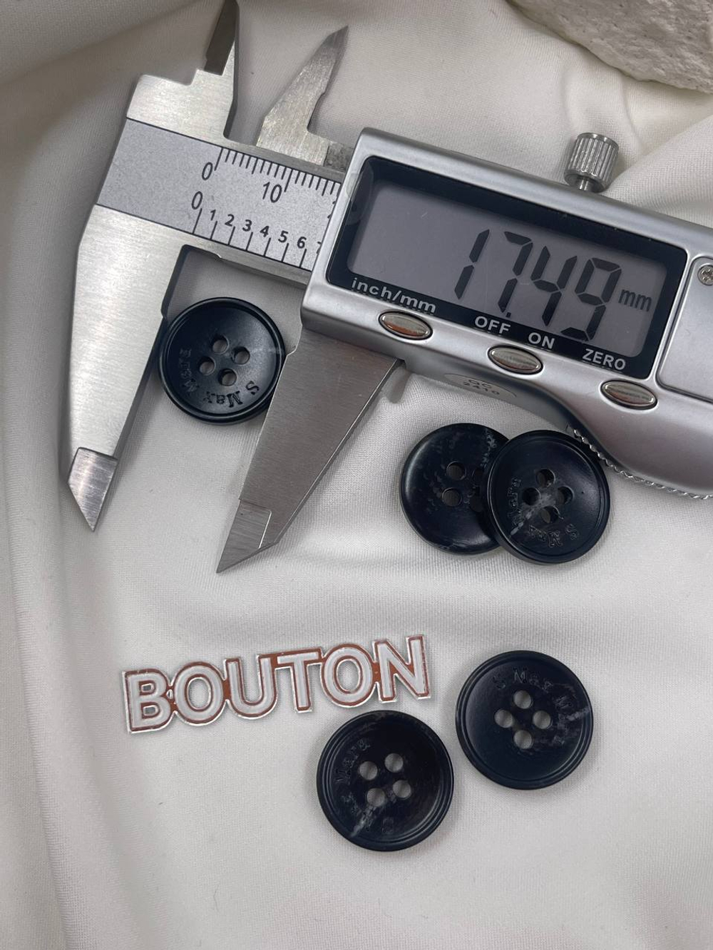 Пуговицы МаксМ черные с белыми прожилками