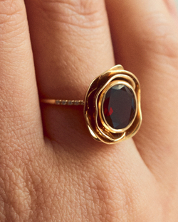 кольцо роза с гранатом