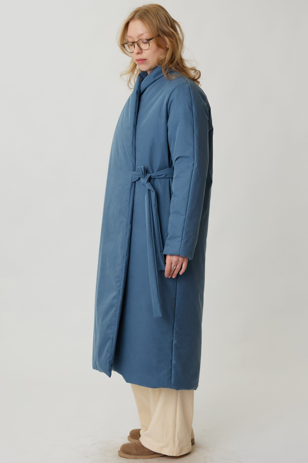 Зимнее пальто на запах из синей бархатистой мембраны