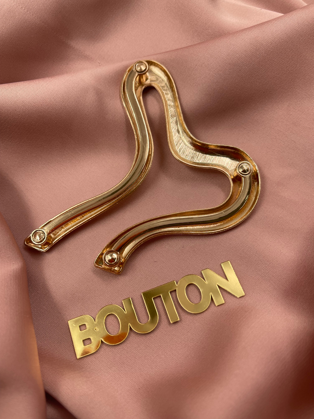 Пряжка-брошь изогнутая для купальника золотистая металлическая