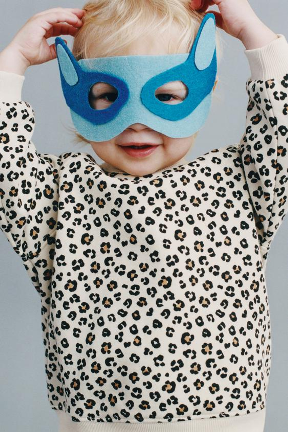 ZARA КОМПЛЕКТ ИЗ ТОЛСТОВКИ И ЛЕГИНСОВ С АНИМАЛИСТИЧНЫМ ПРИНТОМ, ЭКРЮ