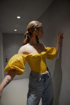 Шелковый топ с объемными рукавами