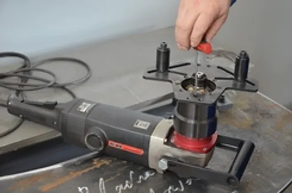 Приспособление для зажима труб для кромкореза UZ-12