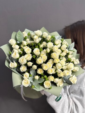 Букет из 13 белых кустовых роз с белым рускусом