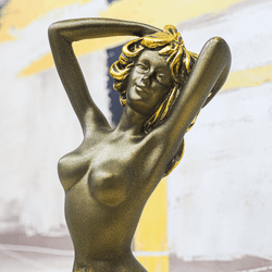 Скульптура Девушка на камне Бронза