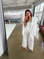 Шелковый костюм с брюками белый