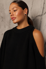 Свитер с открытым плечом