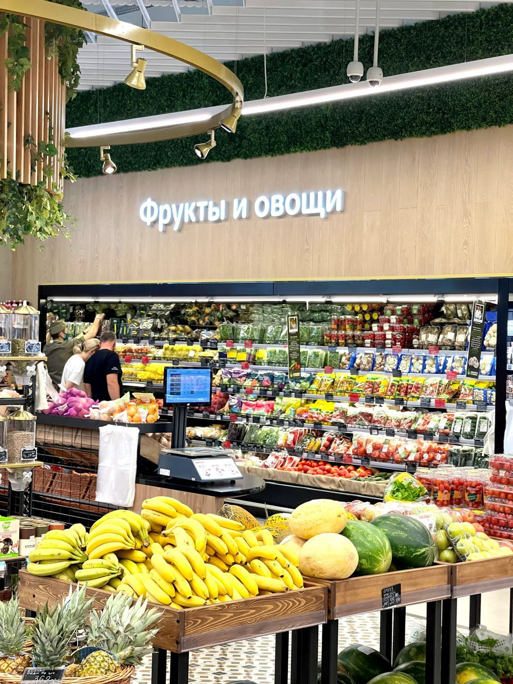 Вертикальное озеленение панелями из искусственной зелени в супермаркете "Табрис" г.Сочи