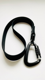 Водилка из биотана , 20 мм , 35 см. Карабин авиационный , черный.