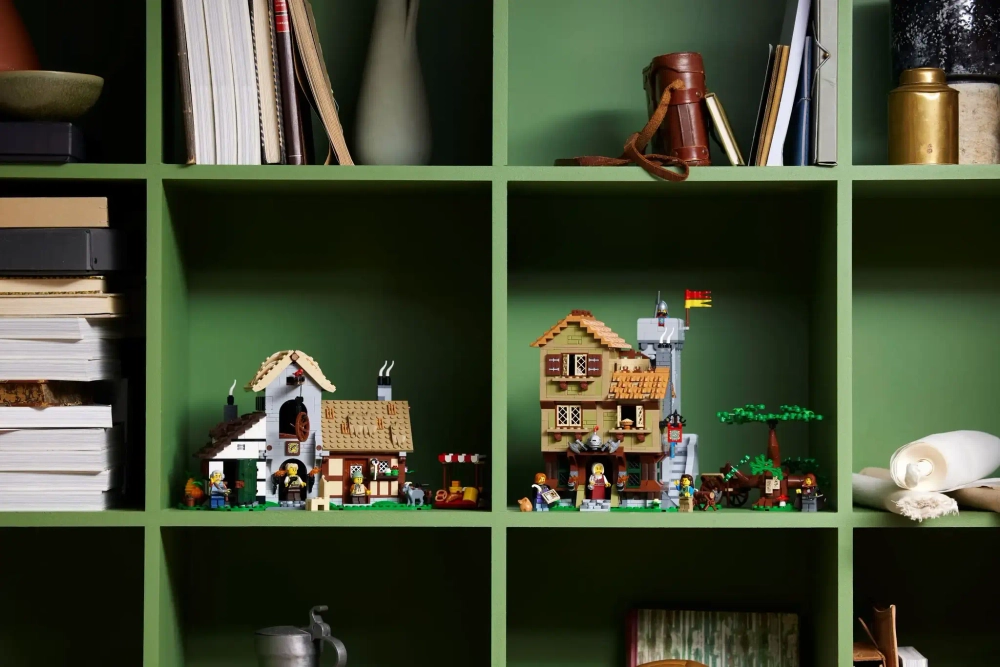 Конструктор LEGO Icons 10332 Средневековая городская площадь