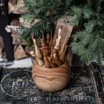 Набор деревянных крючков для вязания из 17 штук с вазой. KN23