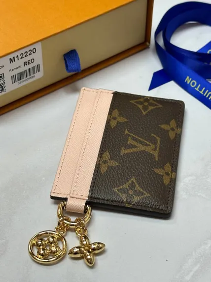 Держатель для карт Louis Vuitton Charms, нежно-розовый