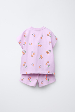 ZARA КОМПЛЕКТ ИЗ ФУТБОЛКИ И ШОРТОВ-БЕРМУДОВ В РУБЧИК С ПРИНТОМ, ЦВЕТ МАЛЬВЫ