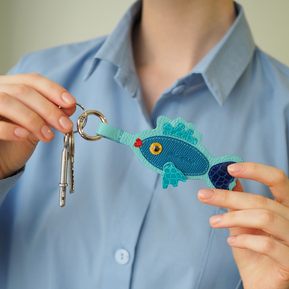 Брелок Poisson из кожи теленка цвета тиффани