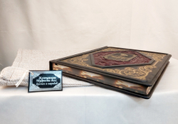 Книга "Жемчужина мудрости всех времен и народов" в переплете из натуральной кожи