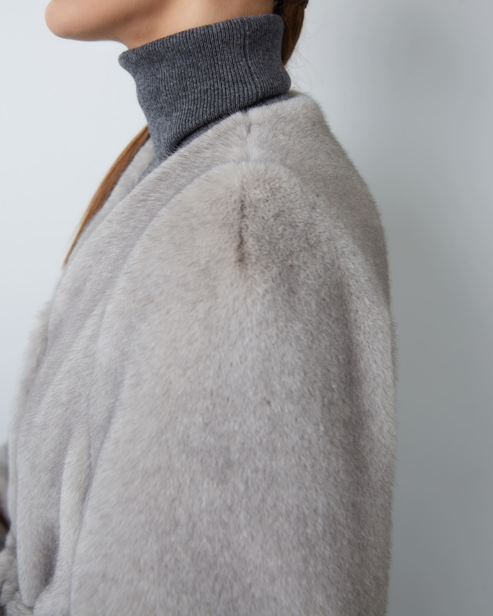 Шуба из искусственного меха норки серый