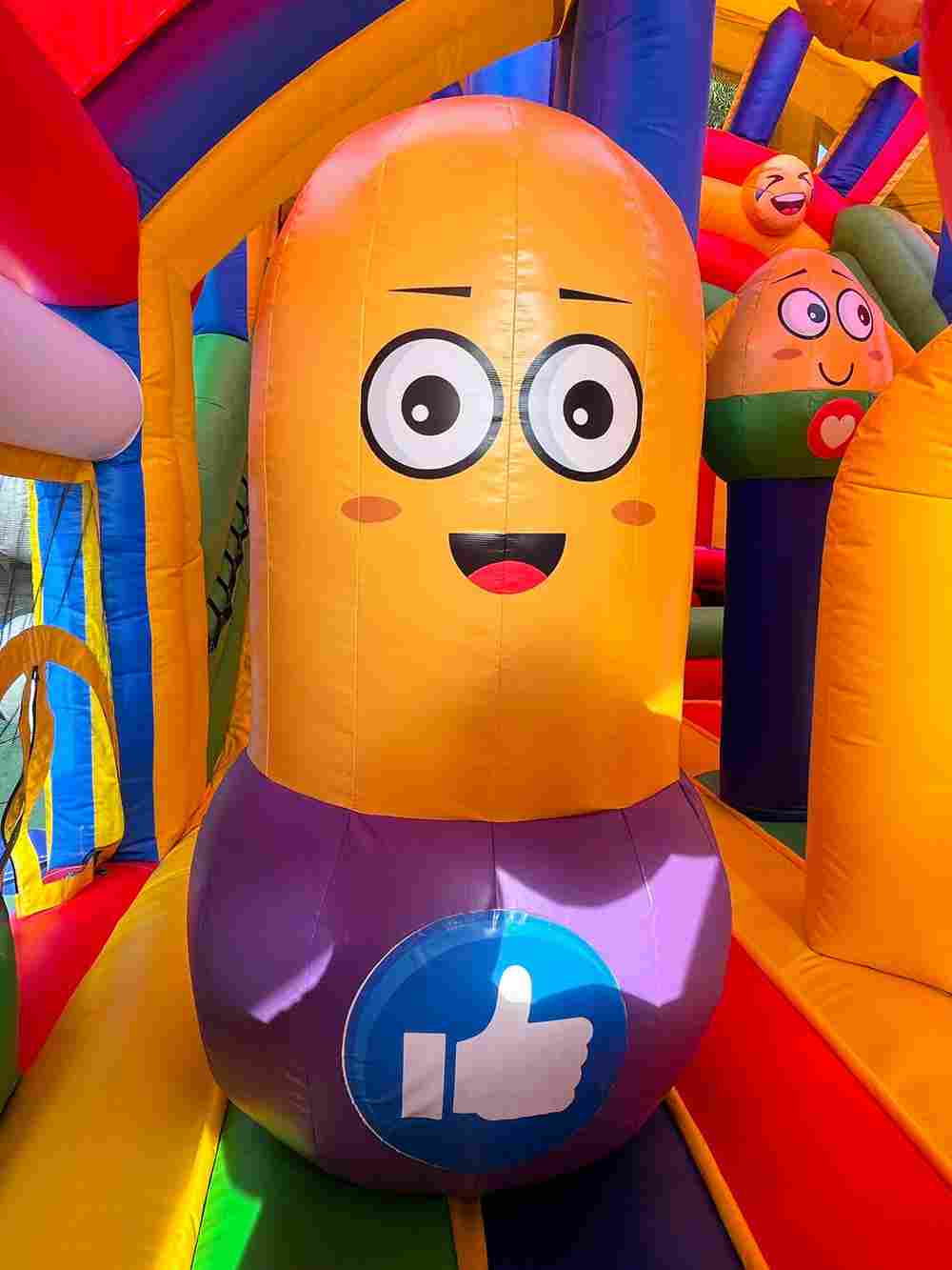 Коммерческий надувной батут «Смайлики» с крышей, размер 12*7,5*7 м