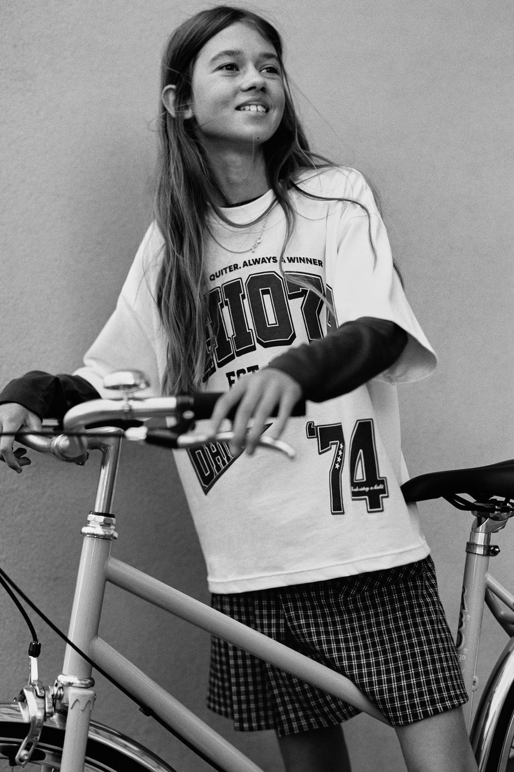 ZARA ФУТБОЛКА В СТИЛЕ ПРЕППИ С РЕЛЬЕФНОЙ НАДПИСЬЮ, БЕЛЫЙ