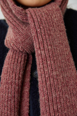 Шарф с капюшоном брусничного цвета