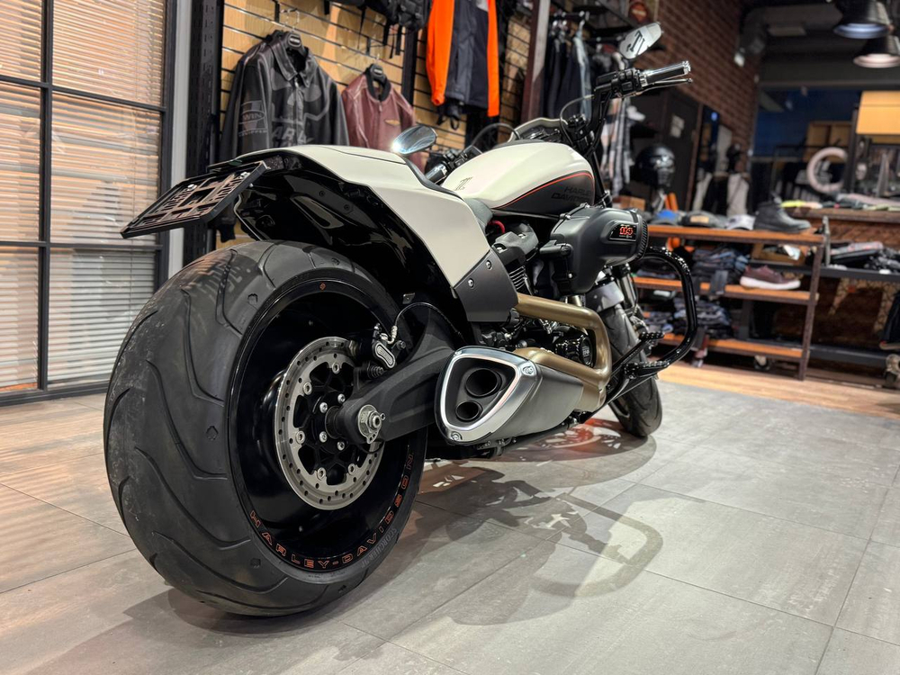 Harley-Davidson FXDR 114 (Белый)